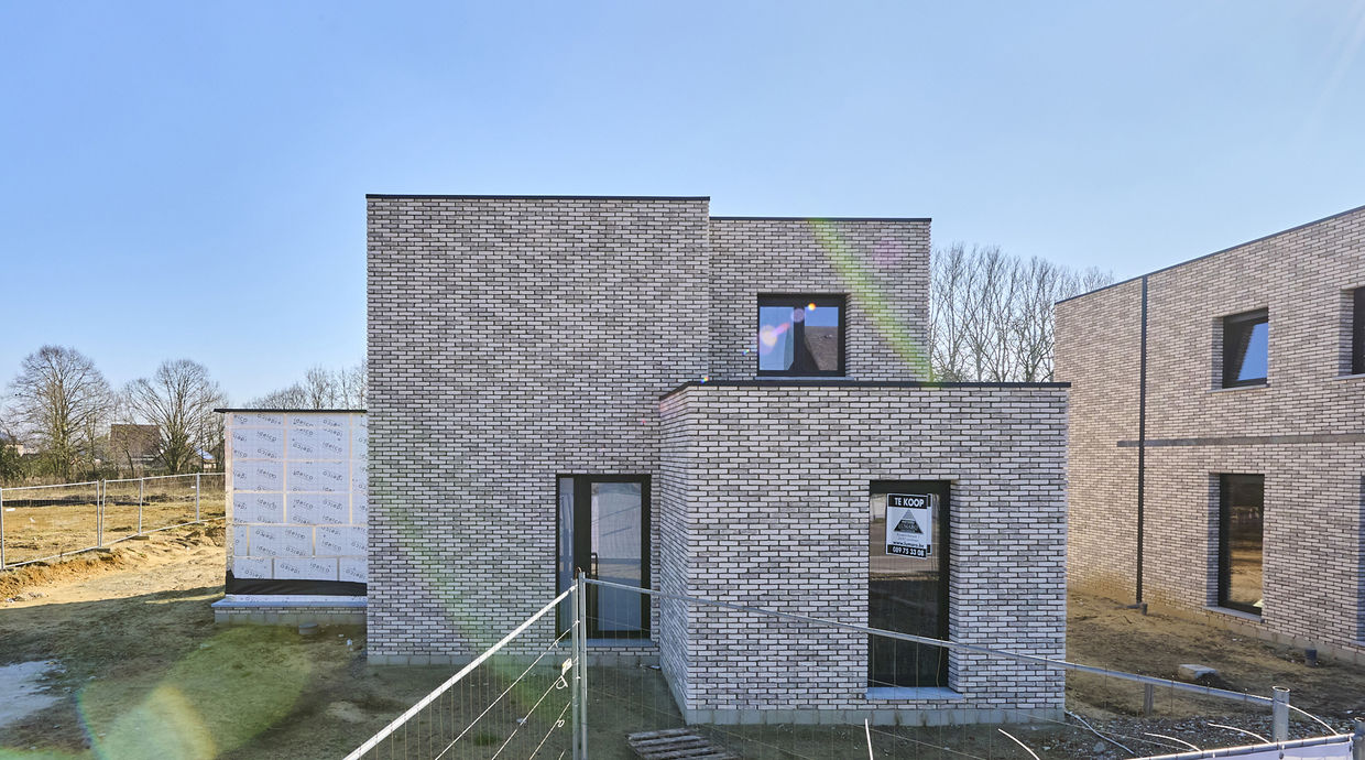 Verkaveling Neeroeteren met woningen en vergunde bouwgronden